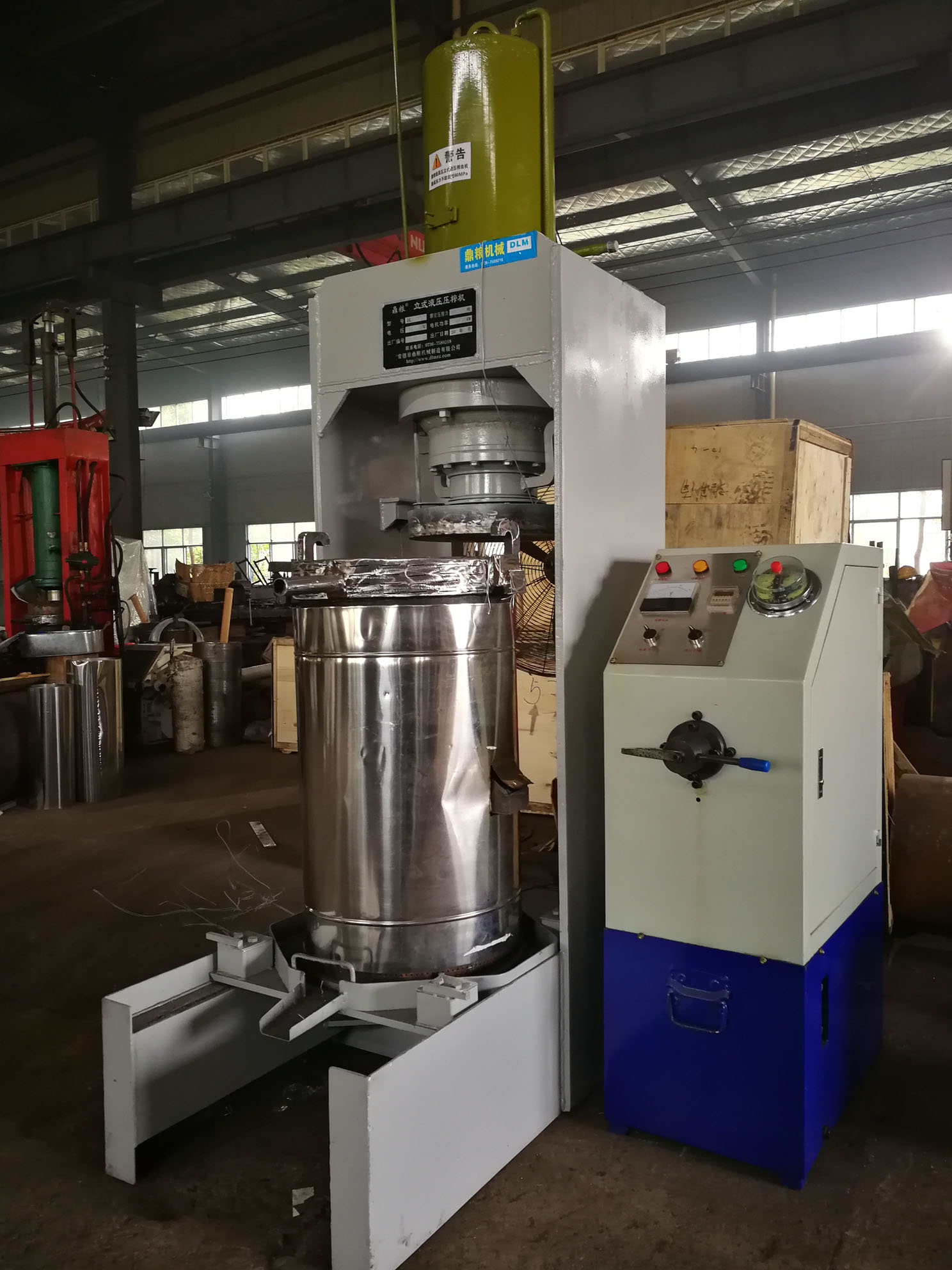 不銹鋼超高壓立式液壓壓榨機(jī)，果汁壓榨機(jī)，果渣壓榨機(jī)，藥材壓榨，油渣處理，白土壓榨